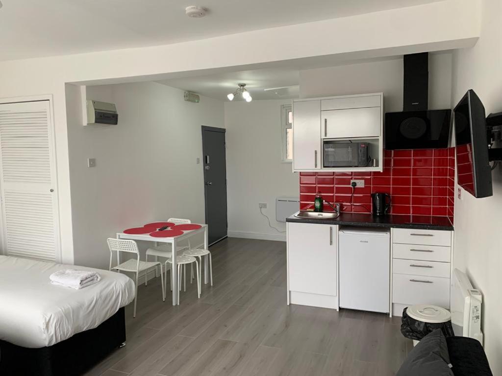 Comfortable - Cosy - Budget Studios In City Center Londyn Zewnętrze zdjęcie